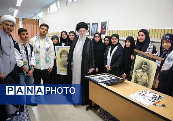 اهدای هدایای مقام معظم رهبری به دانش‌آموزان بیرجندی 