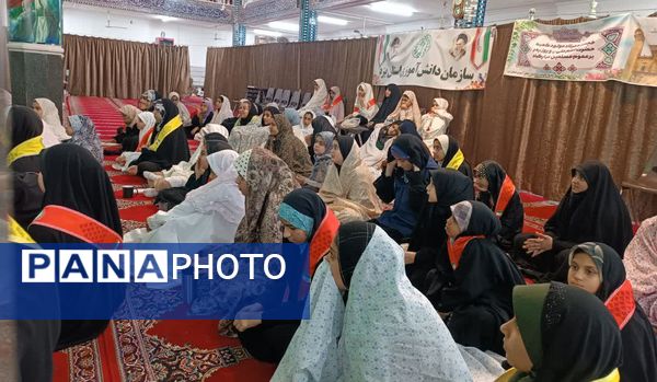 لحظاتی شاد از اعتکاف دانش‌آموزی با حضور نویسندگان و فرهیختگان یزد 