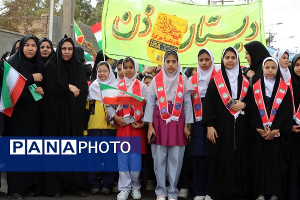 حضور پرشور دانش‌آموزان شهرستان صالح‌آباد در راهپیمایی روز ۱۳ آبان