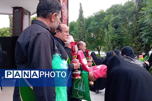 مراسم عزاداری حسینی با حضور خادمین و پرچم کربلا در بوستان فدک اصیل آباد 