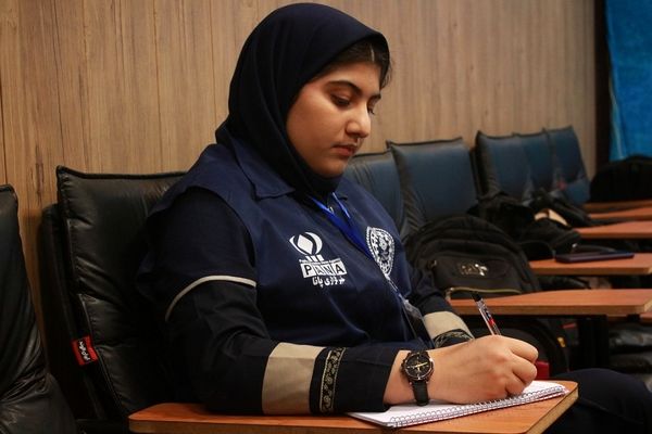 پرچم ایران را فرزندان انقلاب بالا نگه می‌دارند، حتی اگر از آسمان آهن ببارد!