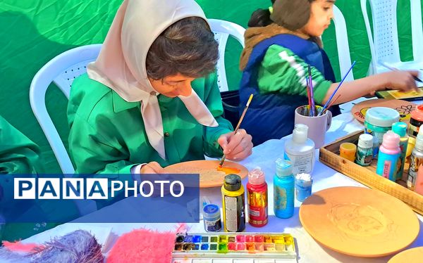 برپایی غرفه‌ای به عشق فاطمه(س)  