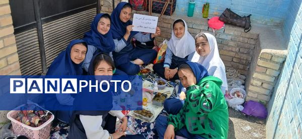 بازارچه درون مدرسه در دبستان دخترانه شهید احمد خاقانی شیروان