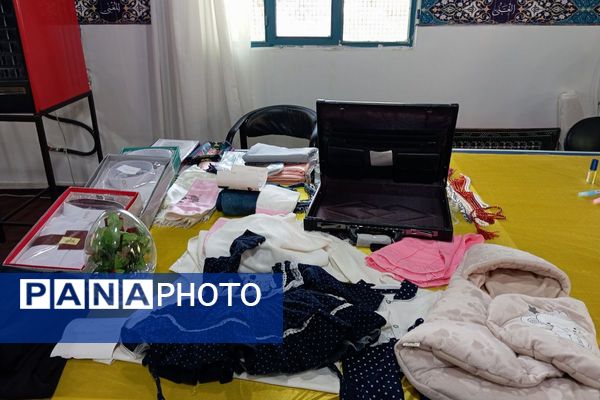 حضور دانش آموزان دبیرستان دخترانه دانش نیا در نمایشگاه صنایع دستی حوزه علمیه 