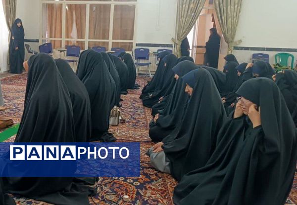 برپایی نماز جماعت در مکتب النرجس