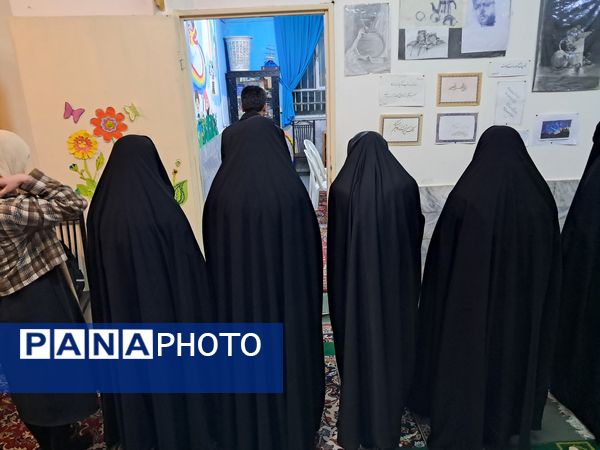 دورهمی دانش‌آموزان انجمن کانون امید انقلاب ناحیه پنج 