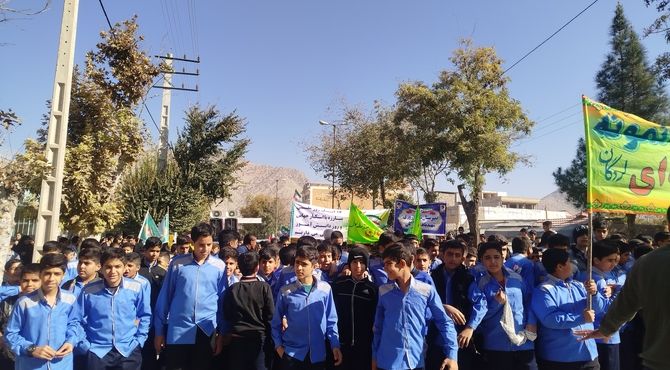 راهپیمایی ۱۳ آبان در لردگان با حضور پرشور دانش‌آموزان برگزار شد 