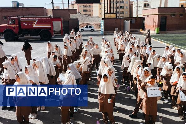 حضور آتش‌نشانان و برپایی نمایشگاه نقاشی در مدرسه حدیث به مناسبت روز آتش‌نشانی