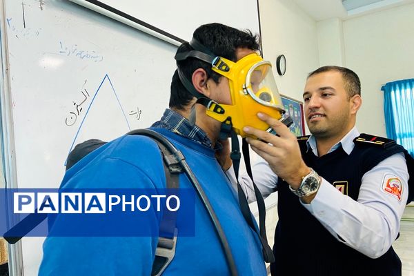  آماده‌سازی مانور زلزله با آموزش آتش‌نشان‌ها در مدرسه نمونه‌دولتی شهید مطهری رباط‌کریم