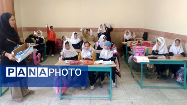 توزیع شیر رایگان در مدارس کوهنانی به منظور ارتقاء سلامت دانش‌آموزان
