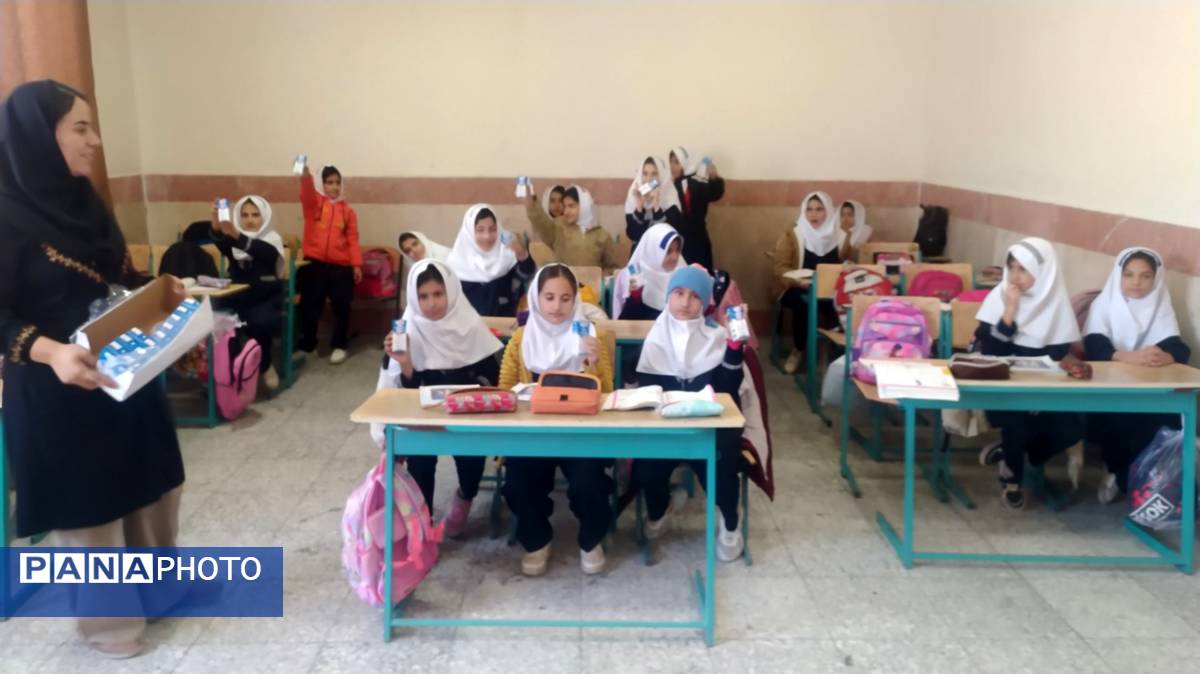 توزیع شیر رایگان در مدارس کوهنانی به منظور ارتقاء سلامت دانش‌آموزان