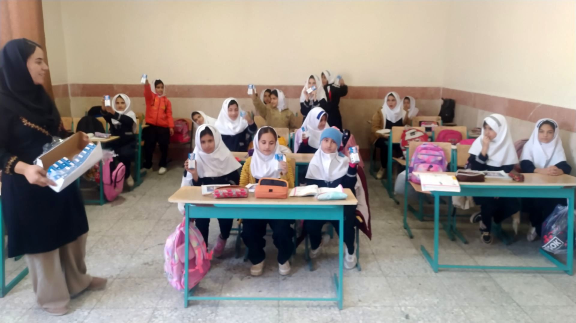 توزیع شیر رایگان در مدارس کوهنانی به منظور ارتقاء سلامت دانش‌آموزان