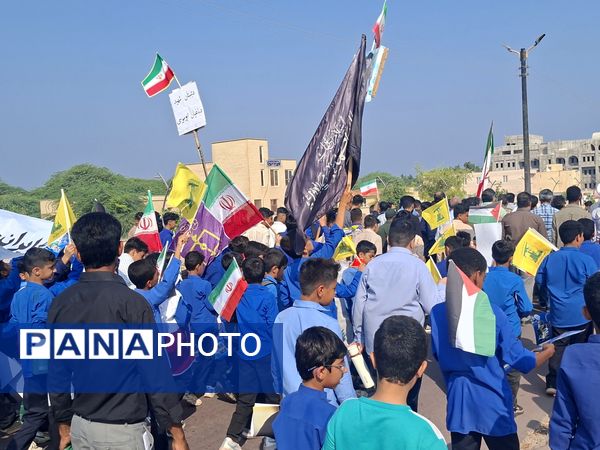 راهپیمایی بزرگ ۱۳ آبان در بوموسی با حضور پرشور دانش‌آموزان