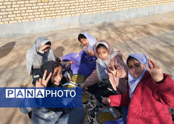 آش نذری‌‌ به‌ مناسبت‌ شهادت‌ امام‌ هادی (ع) در مدرسه تکتم خلیل آباد