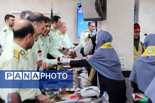 گل‌های قدردانی دانش‌آموزان پیشتاز برای حافظان امنیت