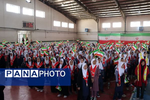 ثبت اثر انگشت هزار دانش‌آموز یزدی پای پرچم ایران