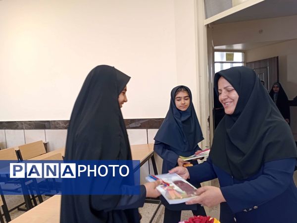 اهدای جوایز به دانش آموزان جدید الورود دبیرستان مادرمهربان خلیل آباد