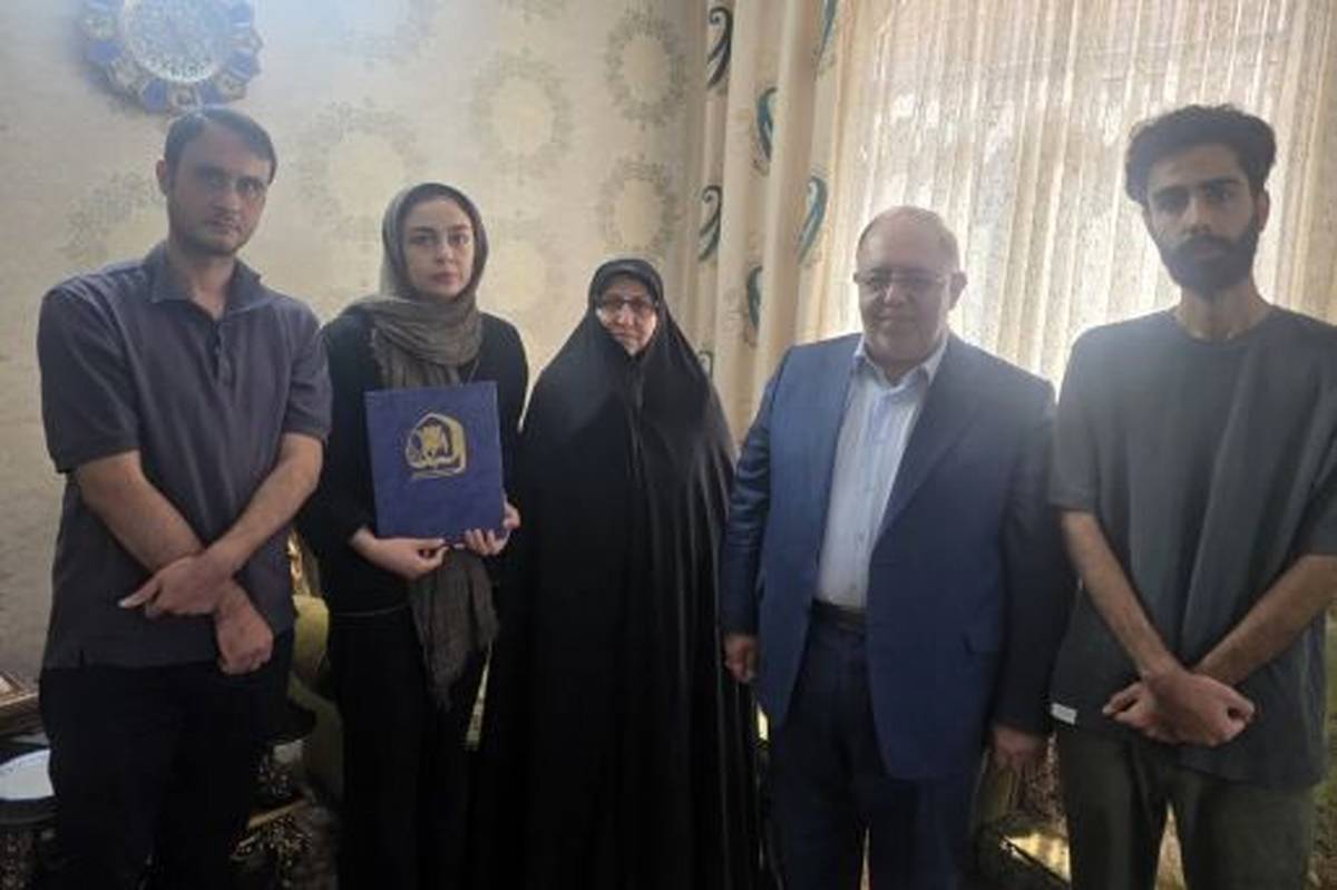 دیدار مشاوران وزیر آموزش و پرورش با خانواده شهیده مریم بابایی