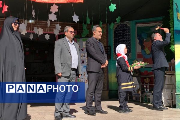 نواختن زنگ مصباح الهدی توسط مدیر آموزش و پرورش ناحیه 2 شهرری در دبستان طواف و معماریان 