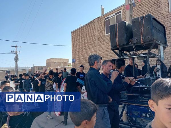 عزاداری هیئت زنجیر زنی روستای نقاب در روز اربعین