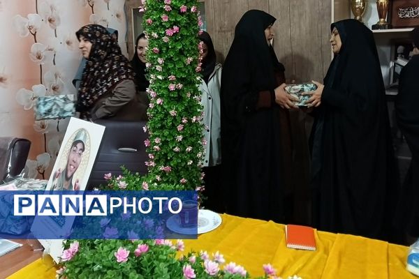 حضور مادر شهید امیرحسین گشانی و قدردانی از معلمان