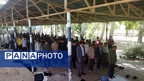 اولین نماز جماعت پایه دهمی ها همراه با کادر دبیرستان شاهد ابوذر غفاری 