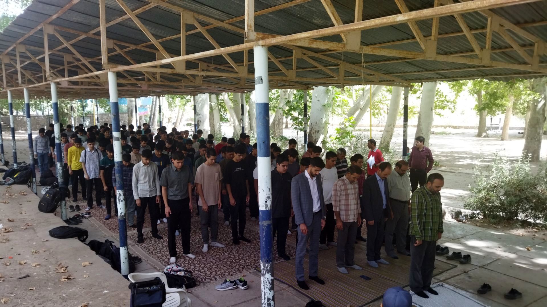 اولین نماز جماعت پایه دهمی ها همراه با کادر دبیرستان شاهد ابوذر غفاری 