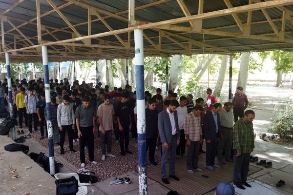 اولین نماز جماعت پایه دهمی ها همراه با کادر دبیرستان شاهد ابوذر غفاری 