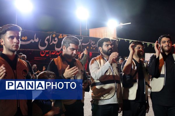 دانش‌آموزان در موکب دانش‌آموزی عشاق‌الحسین از زائرین کربلای معلی پذیرایی کردند