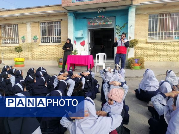  آموزش نحوه پناهگیری وآمادگی برای  مانور زلزله