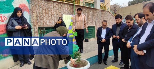 دانش‌آموزان و مسئولین شهرستان ملارد، در روز درختکاری جوانه‌های امید را به زمین هدیه دادند