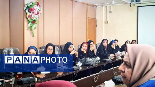 نشست بانوان ستادی با سرپرست آموزش و پرورش قائمشهر