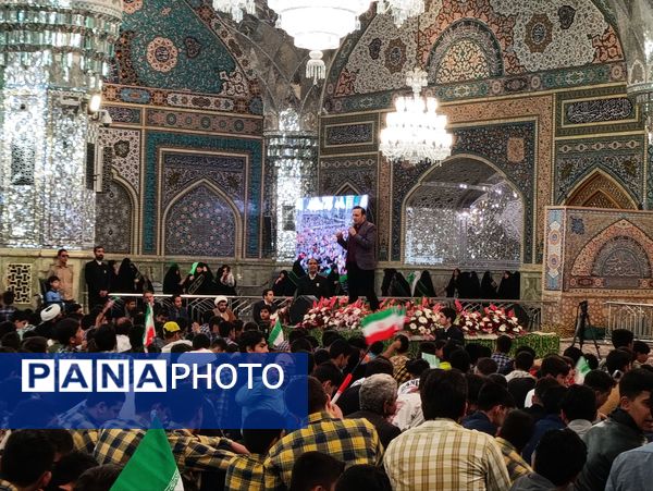 اجتماع 5 هزار نفری نوجوانان دانش آموز در حرم مطهر رضوی 