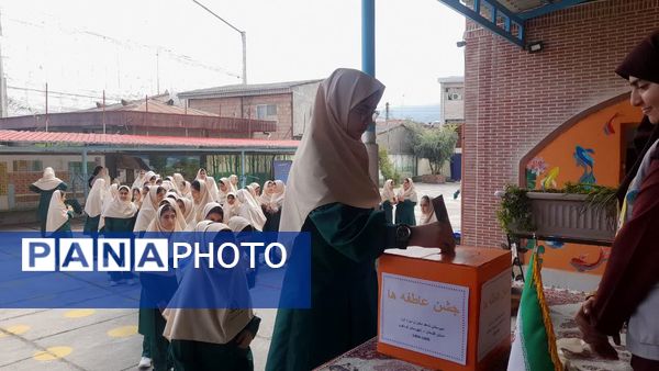 جشن عاطفه‌ها در دبیرستان دوره اول شاهد دخترانه شهرستان کردکوی