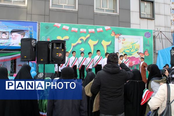 تجلی حضورفرهنگیان و دانش‌آموزان منطقه ۱۰ در جشن انقلاب
