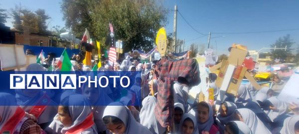 حضور پرشور دانش آموزان مدارس شهرستان خاتم در راهپیمایی ۱۳ آبان 