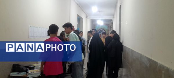 توزیع کتاب درسی دانش‌آموزان دبیرستان شهدای انقلاب اسلامی ناحیه 3 کرج