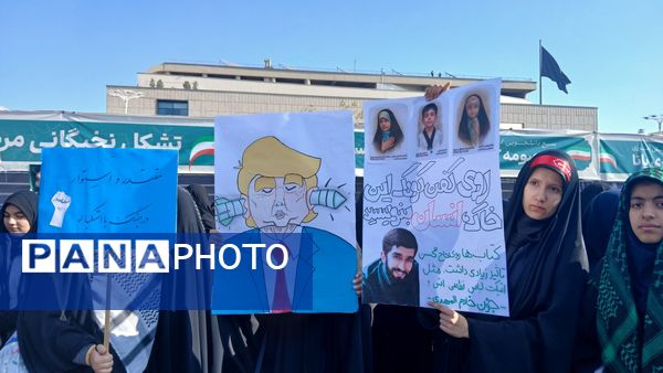 حضور پرشور دانش آموزان مشهد مقدس در راهپیمایی یوم‌الله ۱۳ آبان 