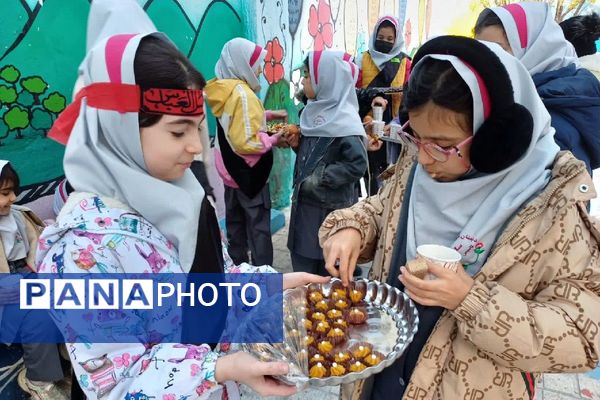 ایستگاه صلواتی در دبستان سارا، میزبان دل‌های کوچک در سوگ حضرت فاطمه(س) بود