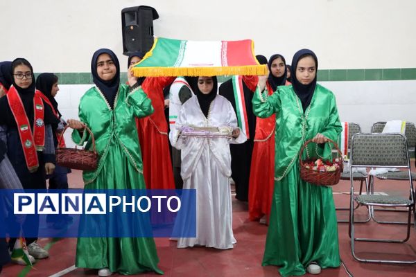 ثبت اثر انگشت هزار دانش‌آموز یزدی پای پرچم ایران