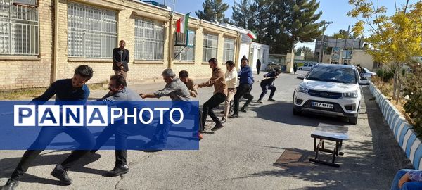 مسابقه طناب کشی و تیراندازی با تفنگ بادی در زاوه