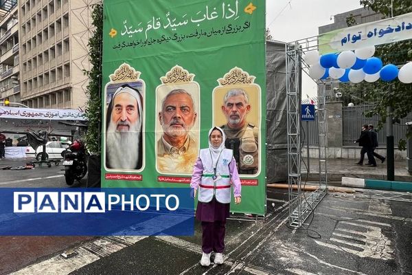 حضور مدیر آموزش و پرورش منطقه ۱۳ در راهپیمایی روز دانش‌آموز 