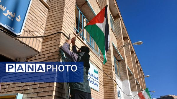 مراحل آماده‌سازی مراسم گرامیداشت شهید رمضانعلی چوبداری در دبیرستان نمونه دولتی معلم ساوجبلاغ 