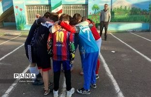 خیلی از نوابغ فوتبالی کشور پشت نیمکت مدارس در حال تحصیل هستند