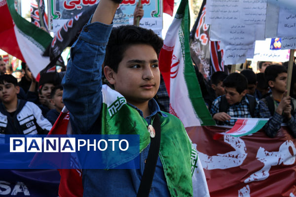 حضور پرشور دانش آموزان زنجانی در راهپیمایی ۱۳ آبان