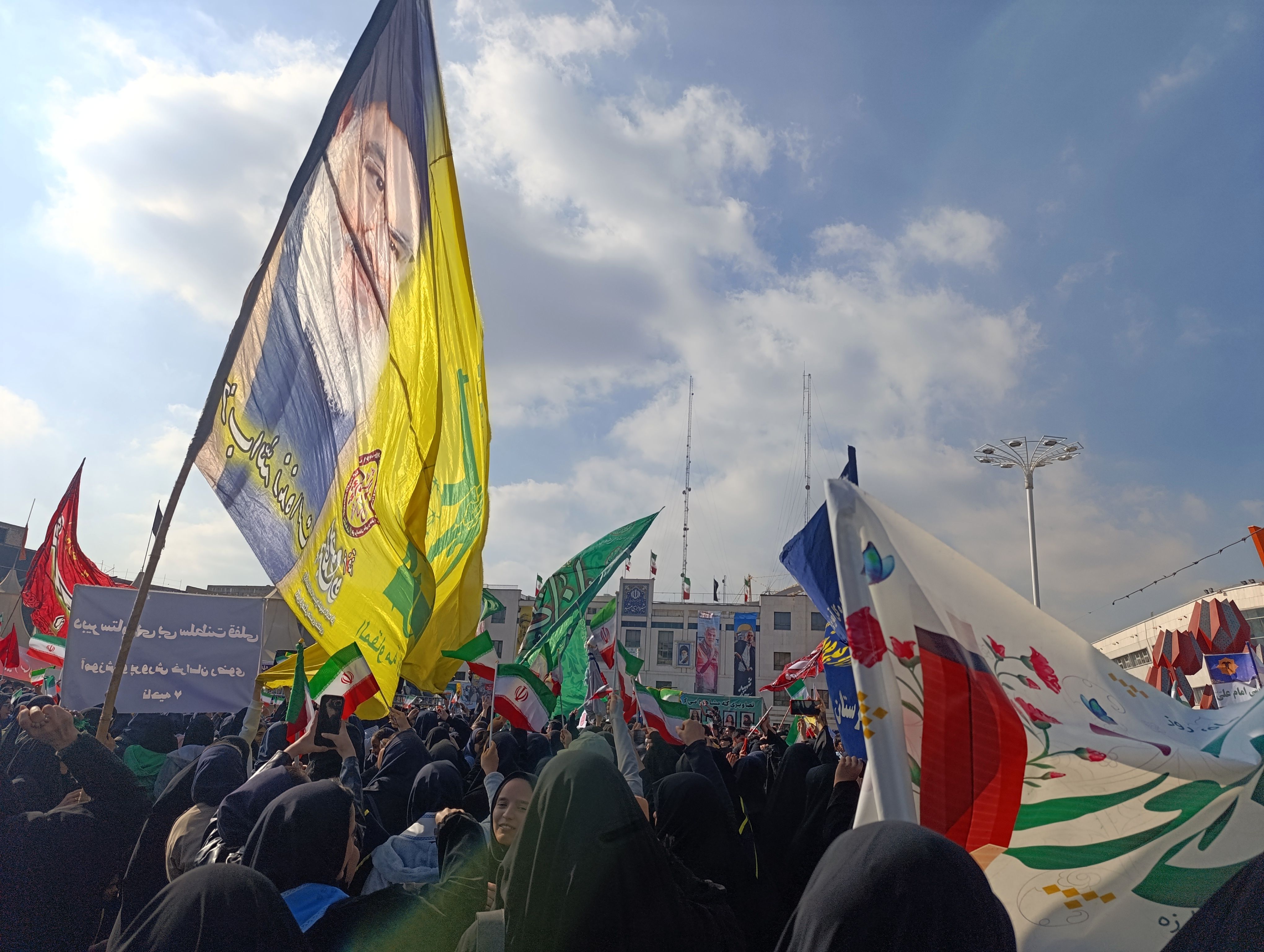 راهپیمایی 13 ابان در عرصه میدان شهدا مشهد مقدس 