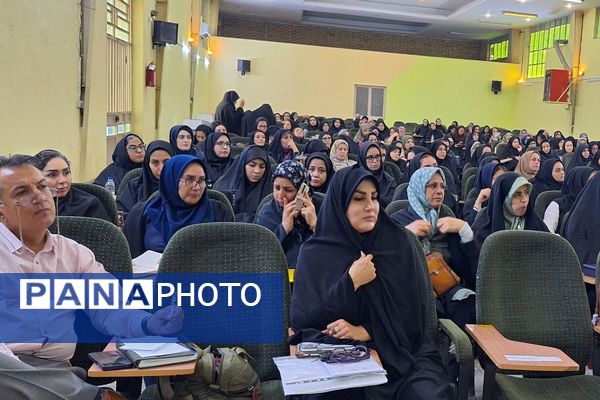 حضور پرشور فرهنگیان ناحیه دو شهرری در کارگاه آموزشی «چگونه میتوانم یک معلم حرفه‌ای باشم»