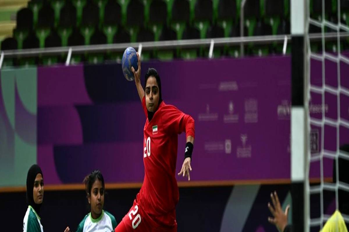 ‌بانوان هندبال ایران با اقتدار به نیمه‌نهایی نزدیک شدند