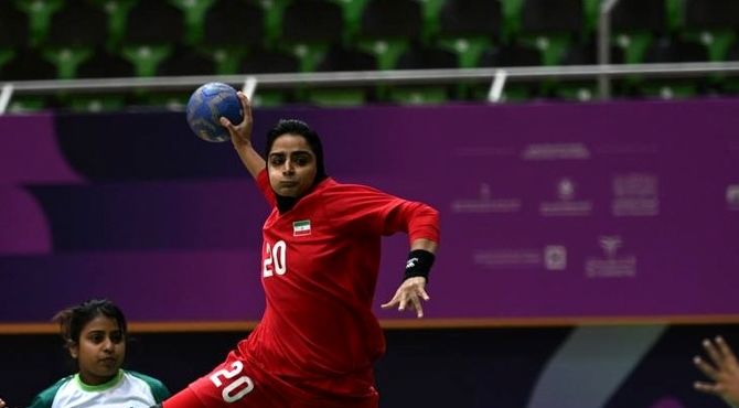 ‌بانوان هندبال ایران با اقتدار به نیمه‌نهایی نزدیک شدند