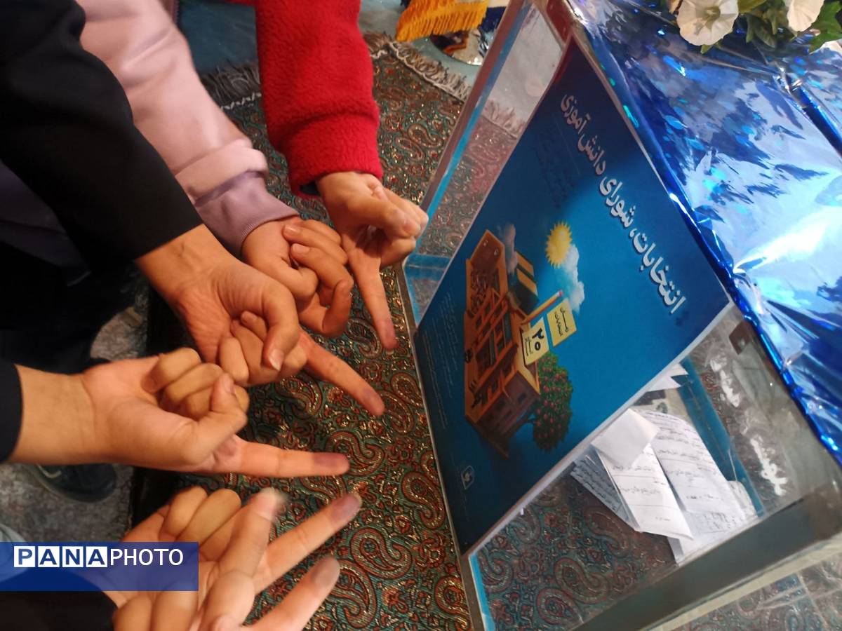 انتخاب نماینده دانش آموزان در دبیرستان نمونه فرهنگ مهشید مصلی نژاد ناحیه ۶